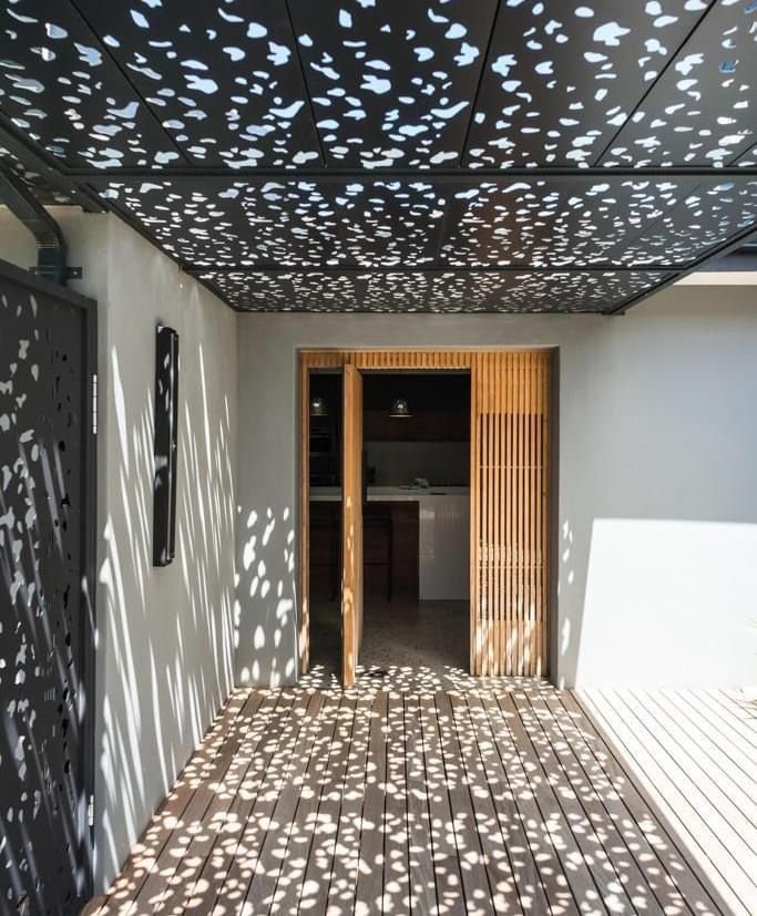 مظلات قص ليزر حديثة بتصميم هندسي أنيق في أحد منازل مكة