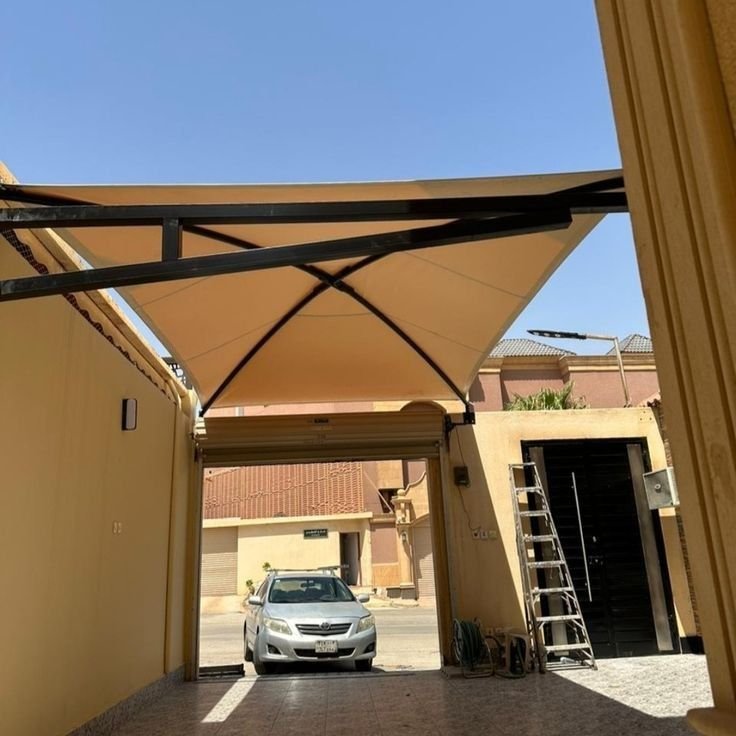 حداد مظلات قماش كوري بمكة يقوم بتركيب وتثبيت القواعد الحديدية