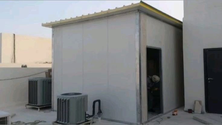 تنفيذ سكن عمال ساندوتش بانل بعزل حراري عالي الجودة في مكة.