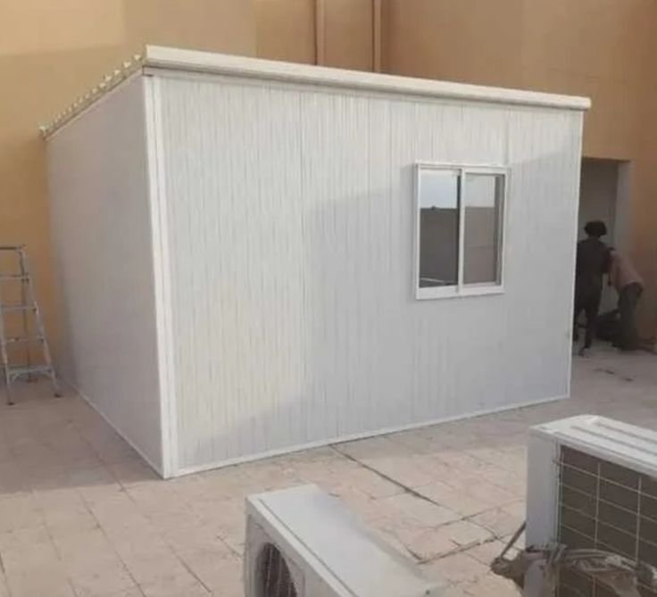 غرفة عمال ساندوتش بانل حديثة التركيب في مكة المكرمة.